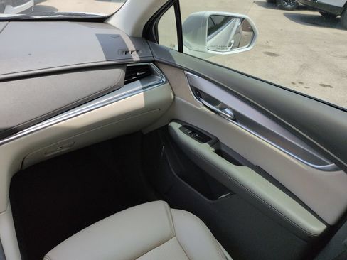 Used 2017 Cadillac XT5 Premium Luxury FWD image 17