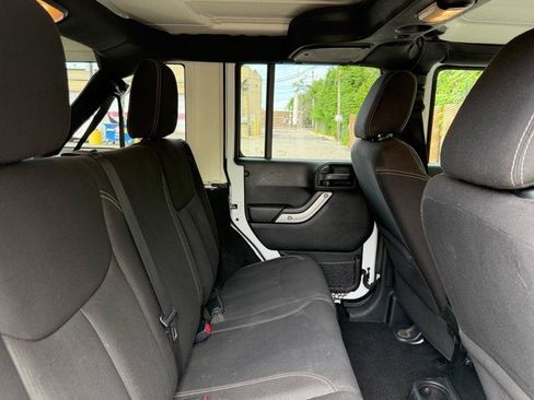Used 2016 Jeep Wrangler Unlimited Sahara w/ Connectivity Group AWD/4WD image 20
