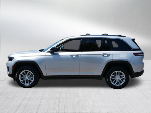 Used 2023 Jeep Grand Cherokee Laredo X AWD/4WD image 4