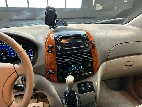 Used 2010 Toyota Sienna FWD image 13