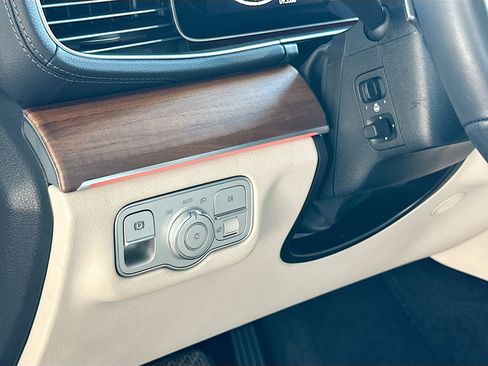 Used 2025 Mercedes-Benz GLS 450 4MATIC image 10