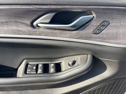 Used 2023 Jeep Grand Cherokee Limited image 13