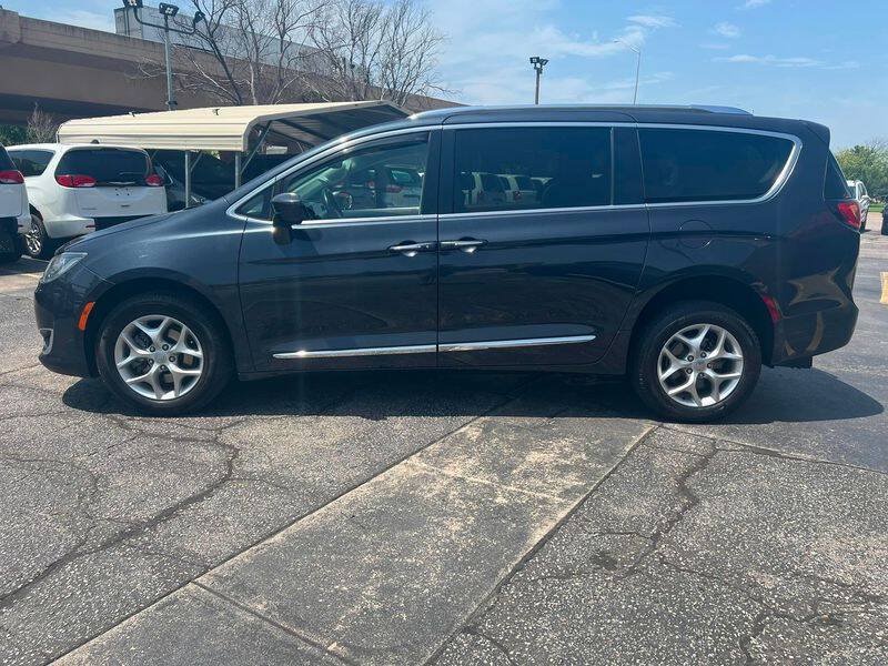 Used 2019 Chrysler Pacifica Touring-L Plus w/ Tire & Wheel Group FWD image 5