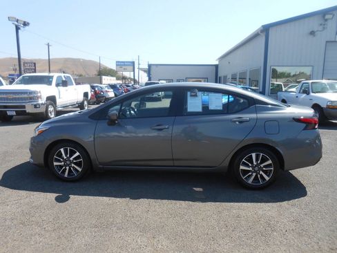 Used 2021 Nissan Versa SV image 6