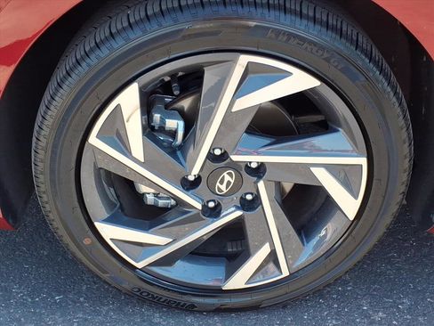Certified 2025 Hyundai Elantra Limited image 9