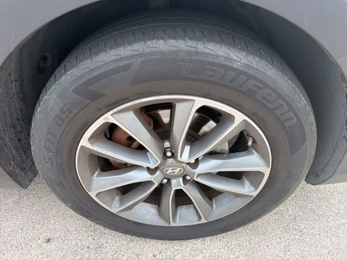 Used 2017 Hyundai Santa Fe SE FWD image 25