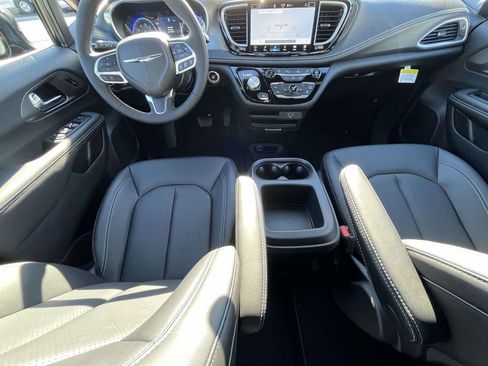 New 2026 Chrysler Pacifica Select image 12