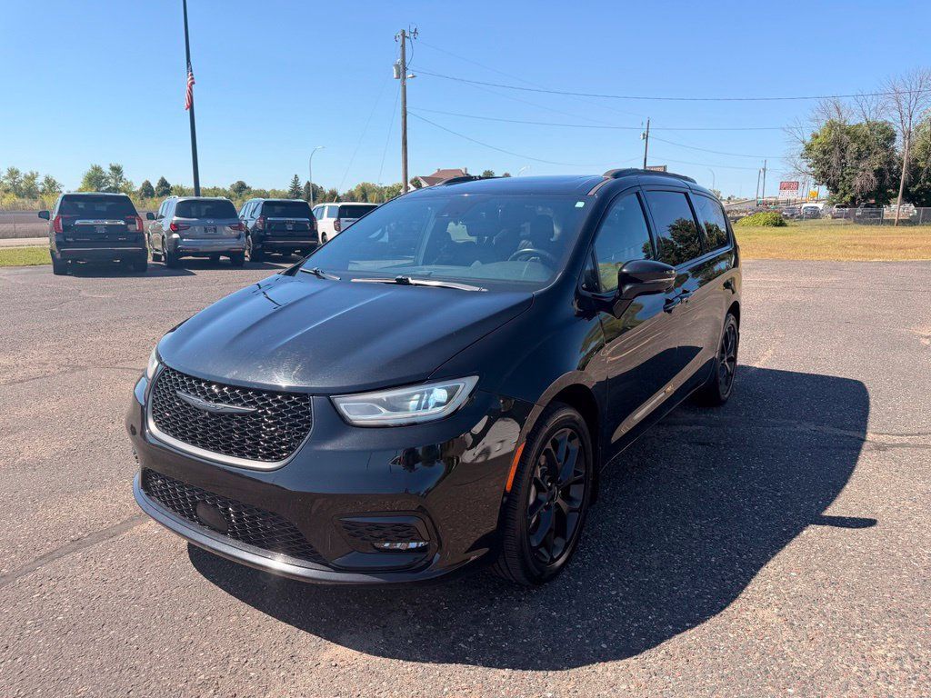 Used 2021 Chrysler Pacifica Touring-L w/ Uconnect Theater Family Group AWD/4WD image 11