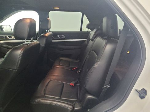 Used 2017 Ford Explorer XLT w/ Equipment Group 202A AWD/4WD image 18