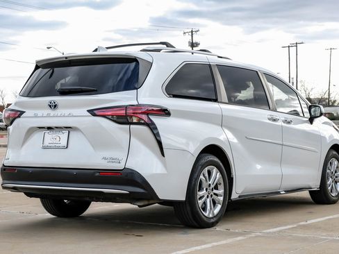 Used 2022 Toyota Sienna Platinum image 9