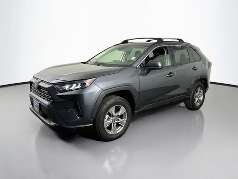 Used 2022 Toyota RAV4 LE AWD/4WD image 4