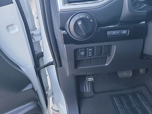 Used 2024 Nissan Titan SV w/ SV Convenience Package RWD image 20