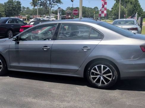 Used 2017 Volkswagen Jetta SE FWD image 6