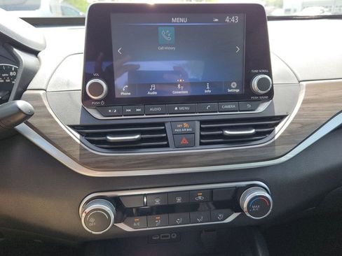 Used 2025 Nissan Altima 2.5 SV image 17