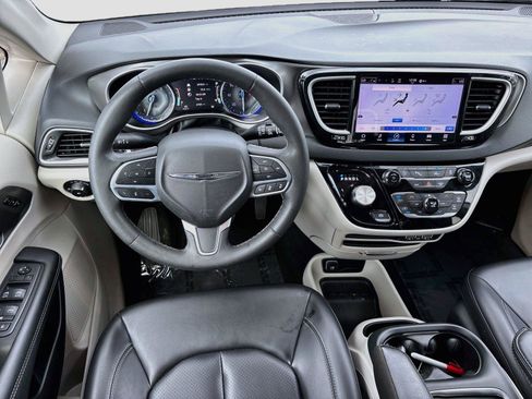 Used 2023 Chrysler Pacifica Touring-L FWD image 21