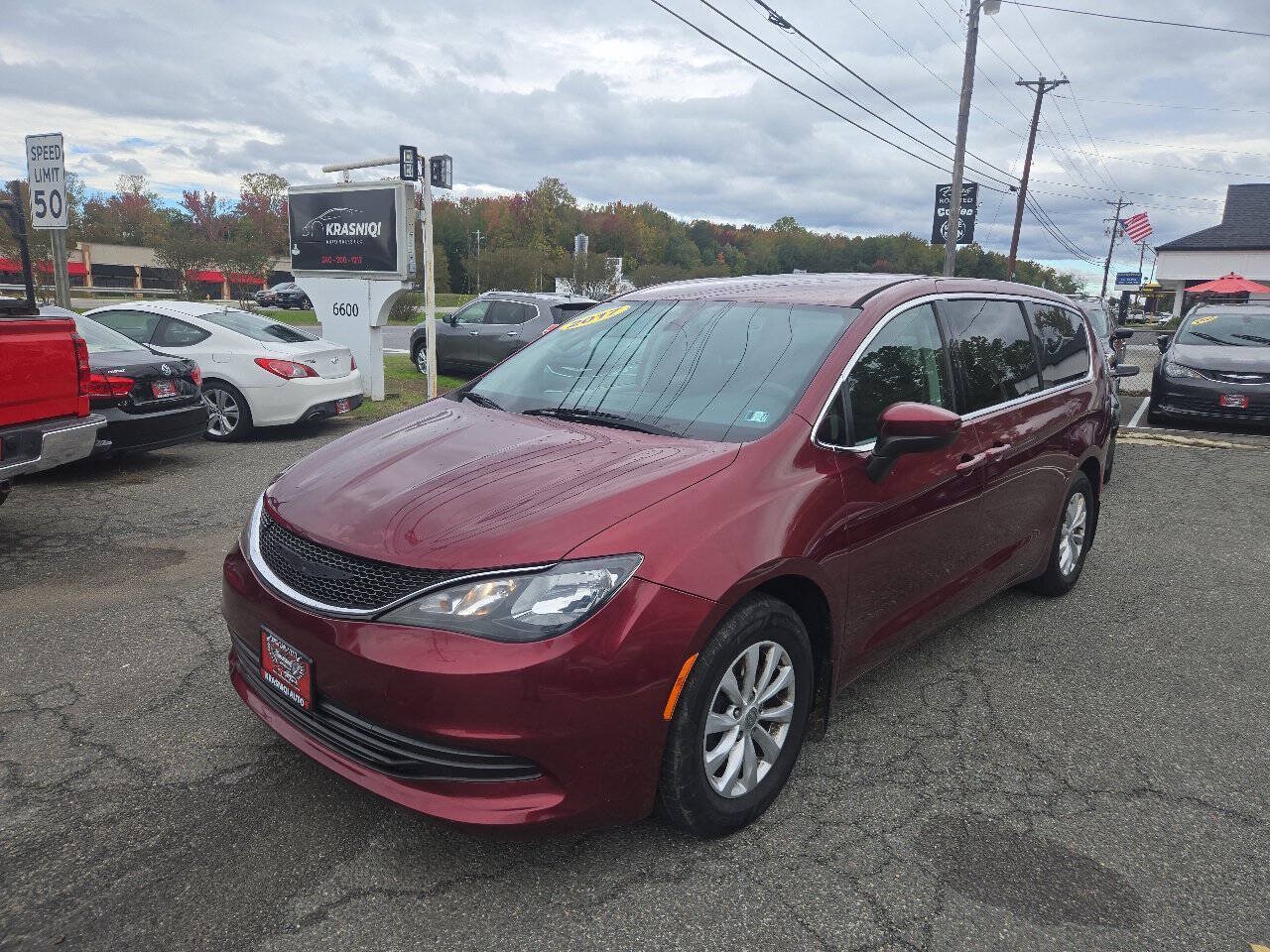 Used 2017 Chrysler Pacifica Touring w/ Tire & Wheel Group FWD image 1