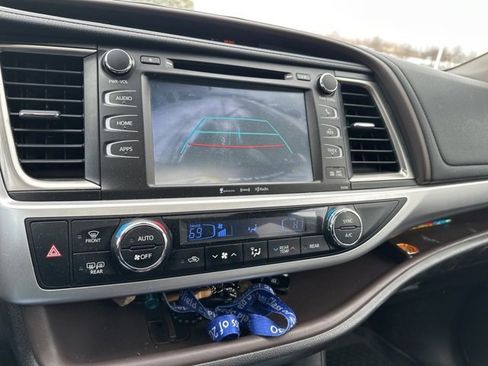Used 2019 Toyota Highlander XLE image 8
