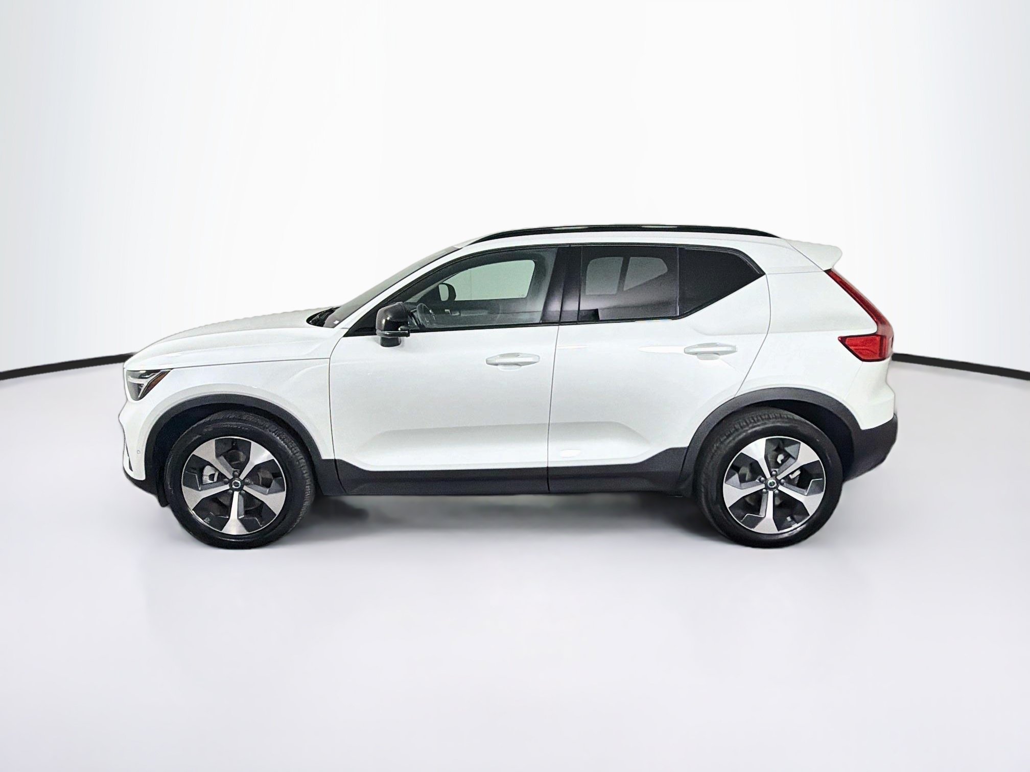 Used 2026 Volvo XC40 B5 Plus AWD/4WD image 4
