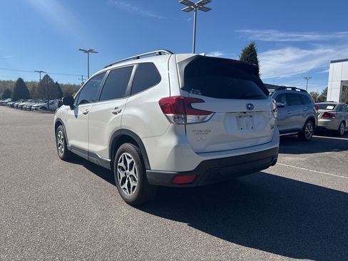 Used 2023 Subaru Forester Premium image 3