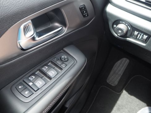 New 2025 Chrysler Pacifica Select w/ Uconnect Theater Family Group image 34