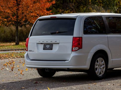 Used 2019 Dodge Grand Caravan SE w/ UConnect Hands-Free Group image 5