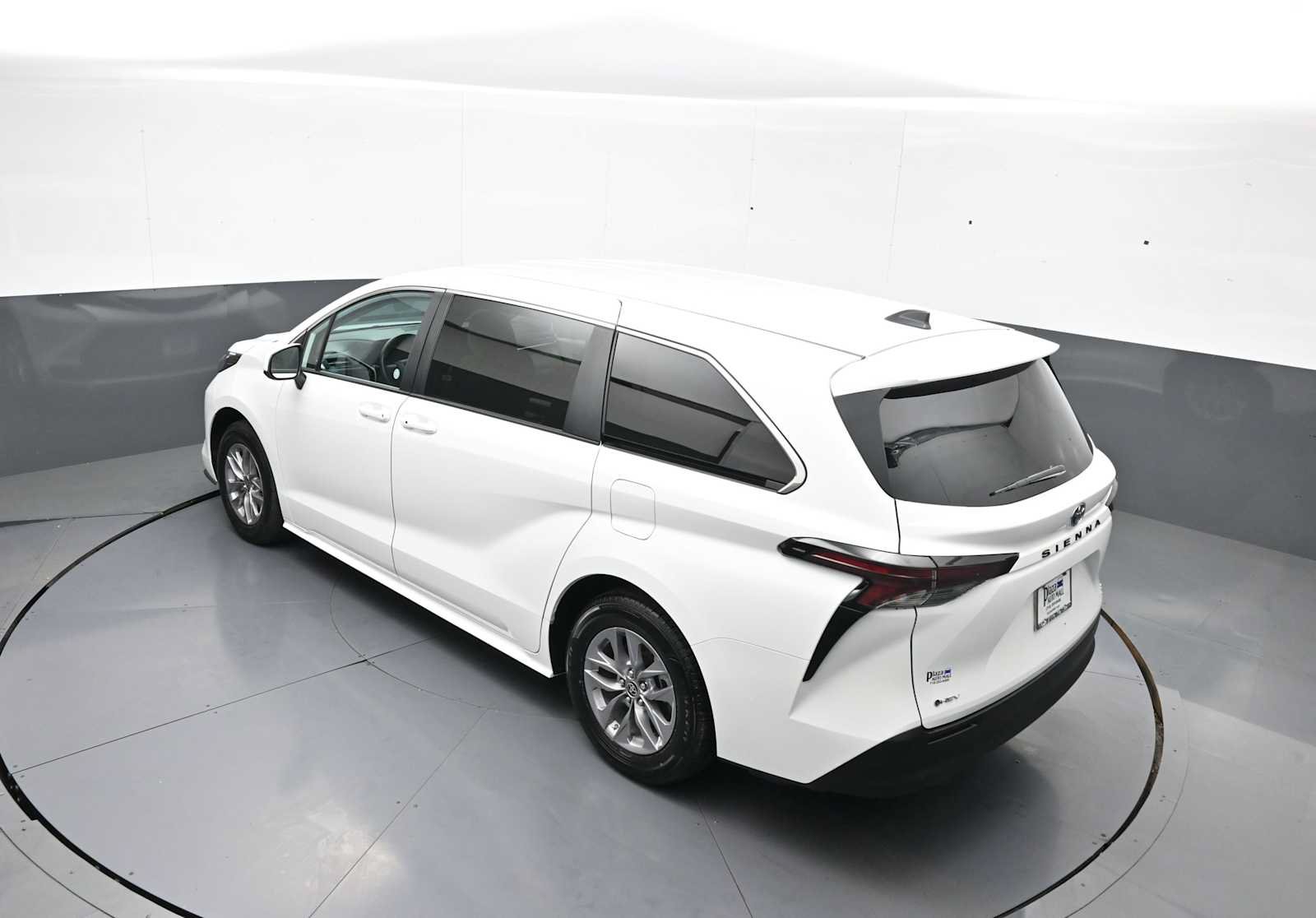 Certified 2025 Toyota Sienna LE FWD image 40