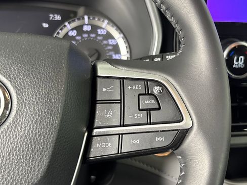 Certified 2024 Toyota Highlander XLE FWD image 16