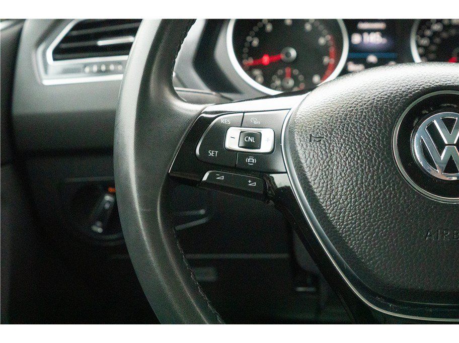Used 2020 Volkswagen Tiguan SE w/ Panoramic Sunroof Package FWD image 12
