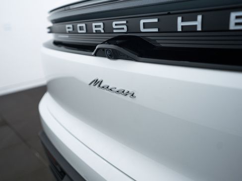 Certified 2025 Porsche Macan Electric image 25