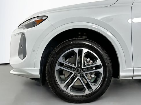 Used 2025 Audi Q5 Premium w/ Convenience Package AWD/4WD image 12