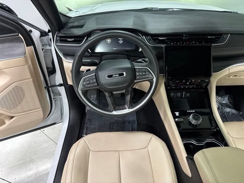 Used 2023 Jeep Grand Cherokee Limited w/ Luxury Tech Group II AWD/4WD image 17