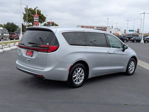 Used 2023 Chrysler Pacifica Touring-L FWD image 9