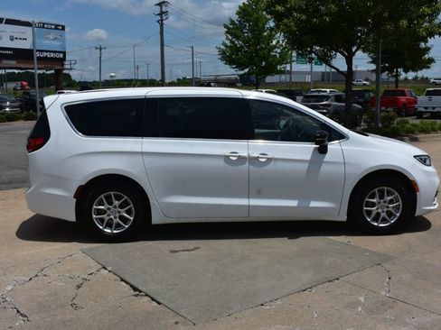 Used 2024 Chrysler Pacifica Touring-L FWD image 4