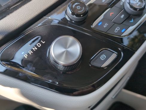 Used 2024 Chrysler Pacifica Touring-L FWD image 25