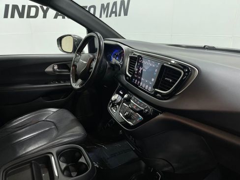 Used 2020 Chrysler Pacifica Touring-L w/ Advanced Safetytec Group image 21