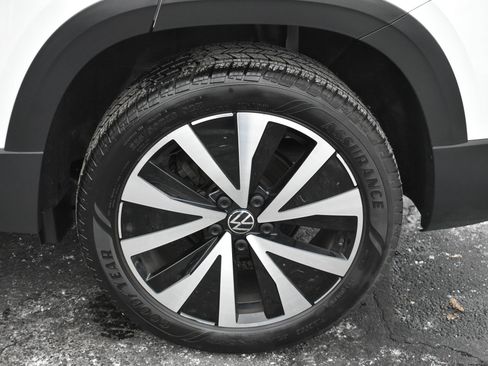 Used 2024 Volkswagen Taos SE image 11