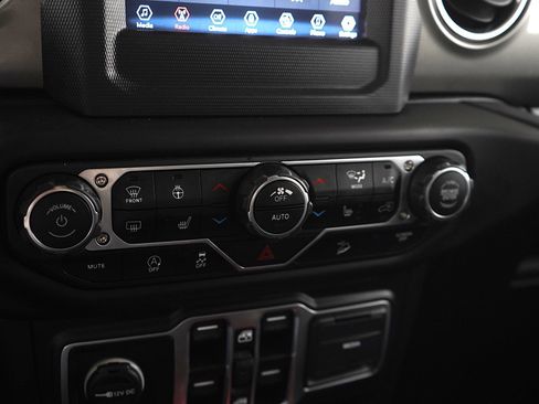 Used 2018 Jeep Wrangler Unlimited Sahara w/ Cold Weather Group image 21