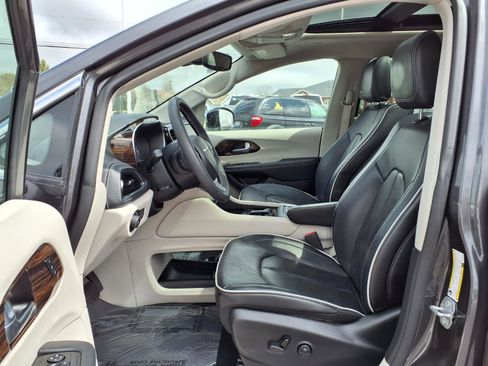 Used 2023 Chrysler Pacifica Limited w/ Uconnect Theater Family Group image 14