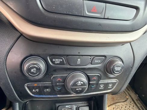Used 2016 Jeep Cherokee Limited FWD image 12