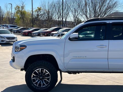 Used 2021 Toyota Tacoma TRD Sport w/ Technology Package image 7