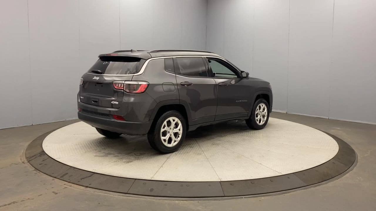 Used 2024 Jeep Compass Latitude AWD/4WD image 5