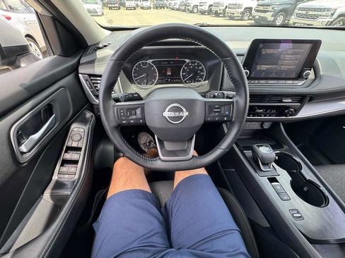 Used 2025 Nissan Rogue SV FWD image 30