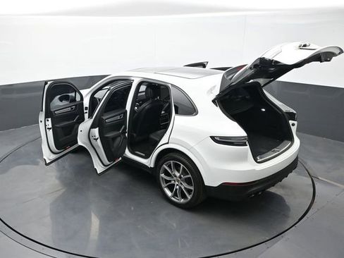 Certified 2022 Porsche Cayenne Platinum Edition AWD/4WD image 29
