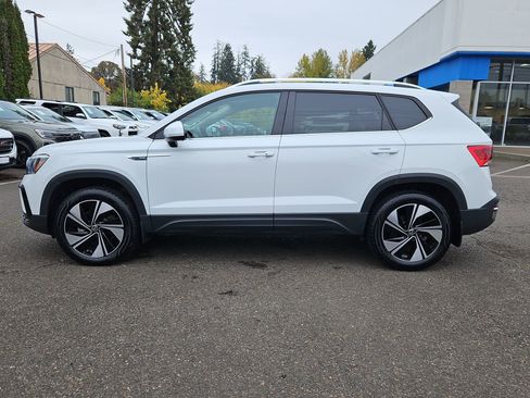 Used 2024 Volkswagen Taos SE image 2