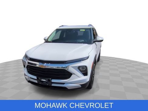 Used 2025 Chevrolet TrailBlazer LT w/ Convenience Package AWD/4WD image 3