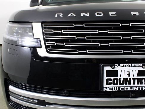 Used 2025 Land Rover Range Rover Autobiography image 11