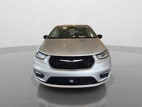 Used 2024 Chrysler Pacifica Touring-L FWD image 7