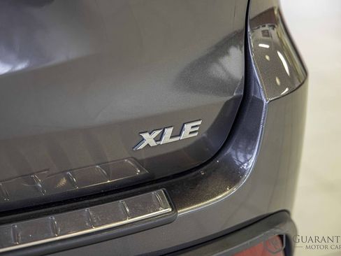 Used 2019 Toyota Highlander XLE AWD/4WD image 17