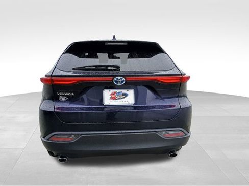 Used 2023 Toyota Venza LE image 4