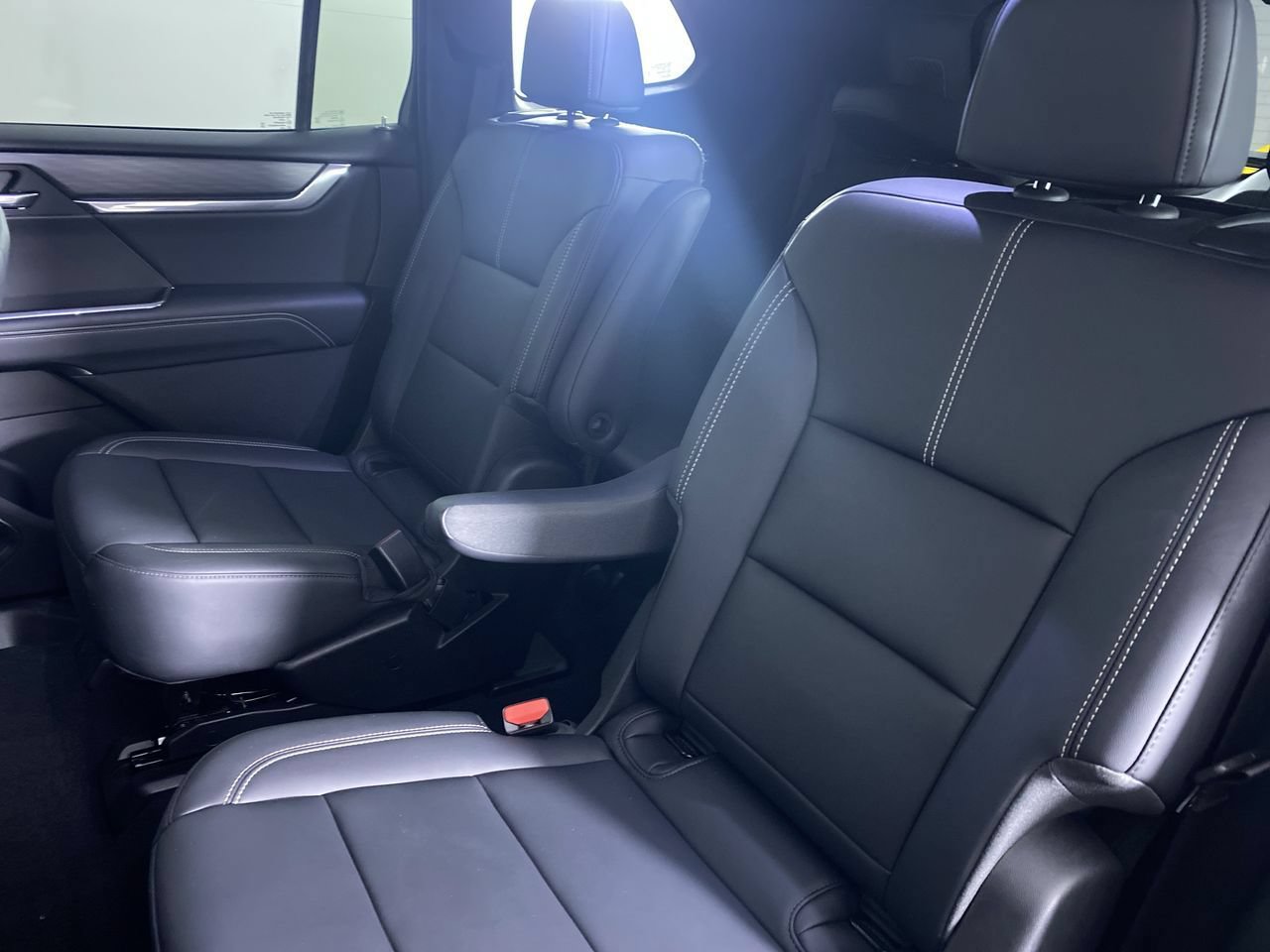 Certified 2026 GMC Acadia Elevation w/ Elevation Premium Package FWD image 14